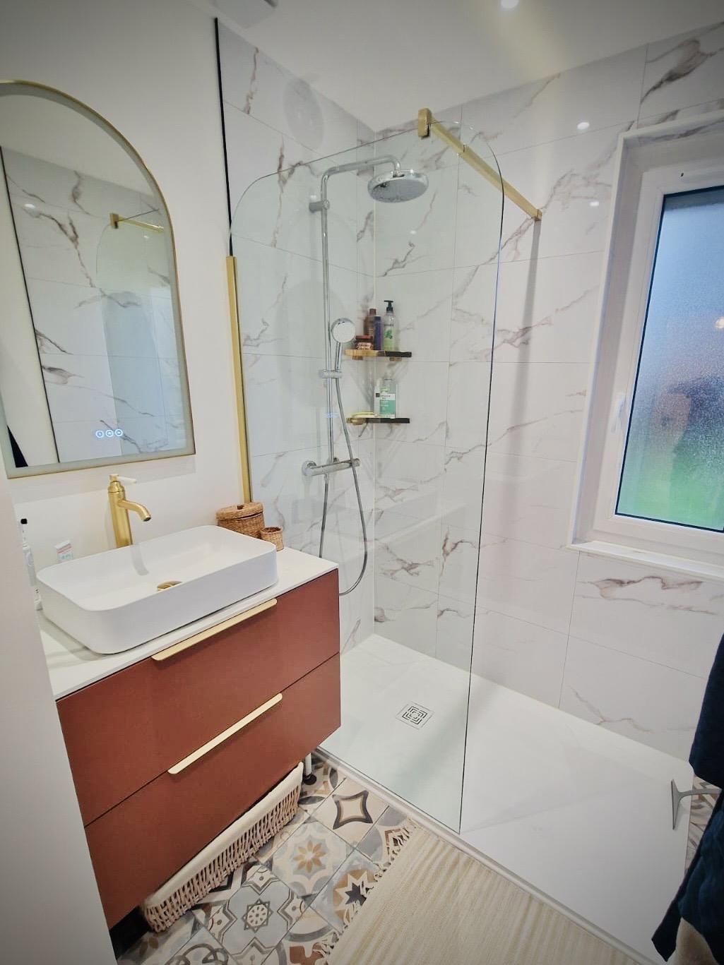 Création de salle de bain moderne, plomberie et installation