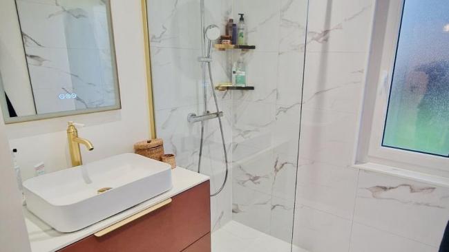 Création de salle de bain moderne, plomberie et installation