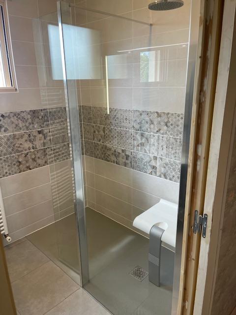 Transformation d'une salle de bain en espace PMR fonctionnel