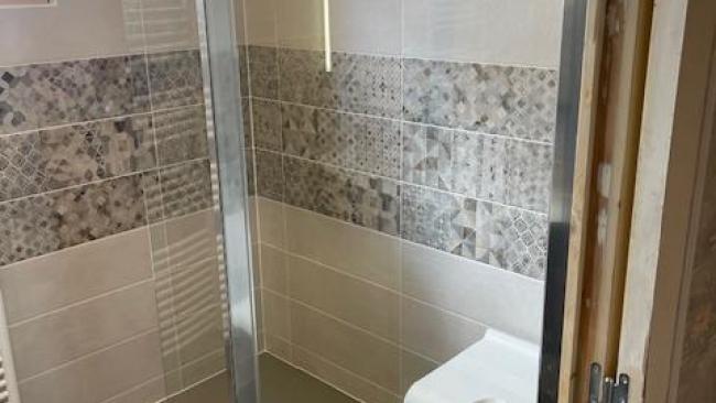 Transformation d'une salle de bain en espace PMR fonctionnel